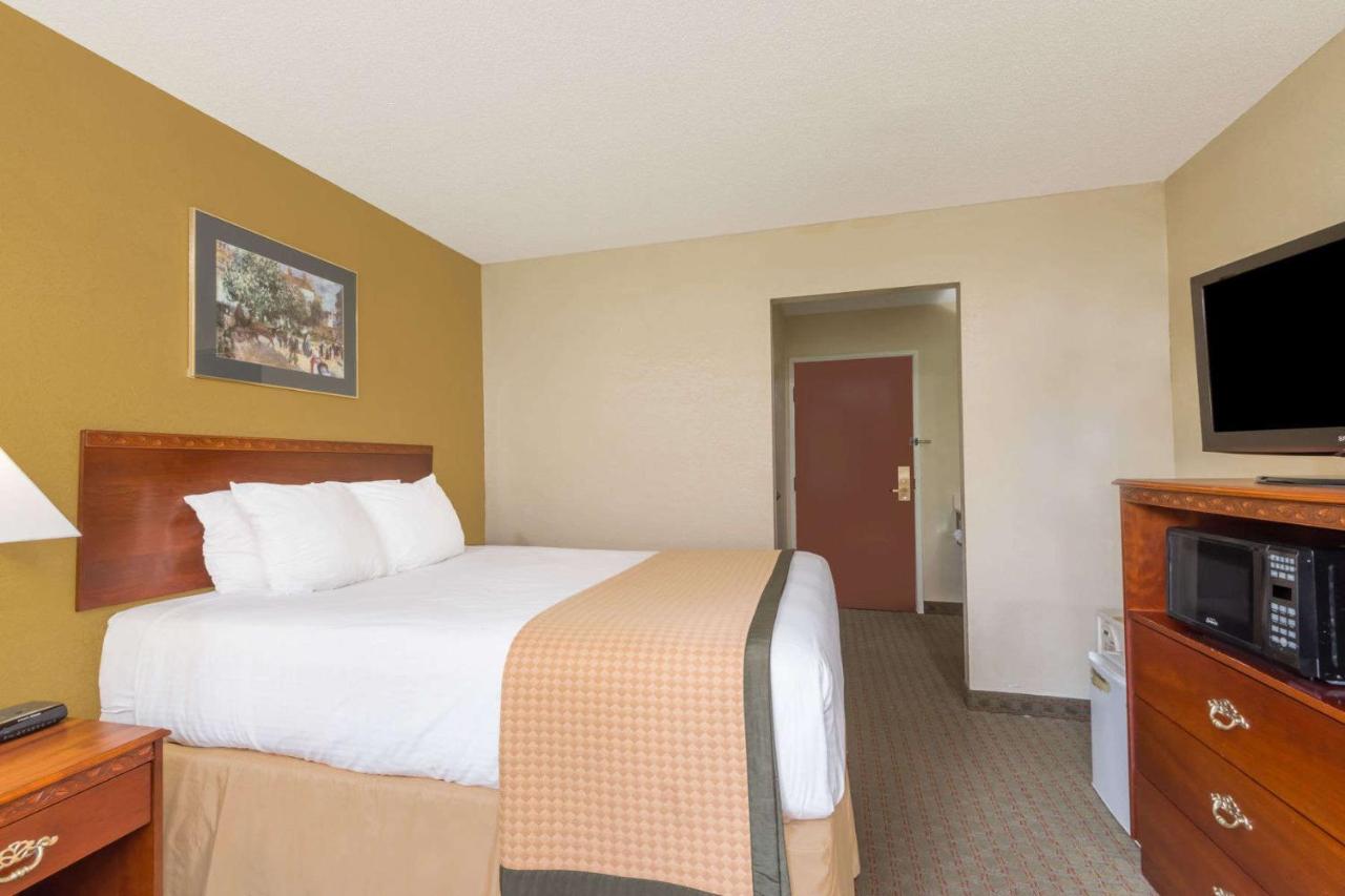 Queen Room - Non-Smoking at Days Inn by Wyndham Norton