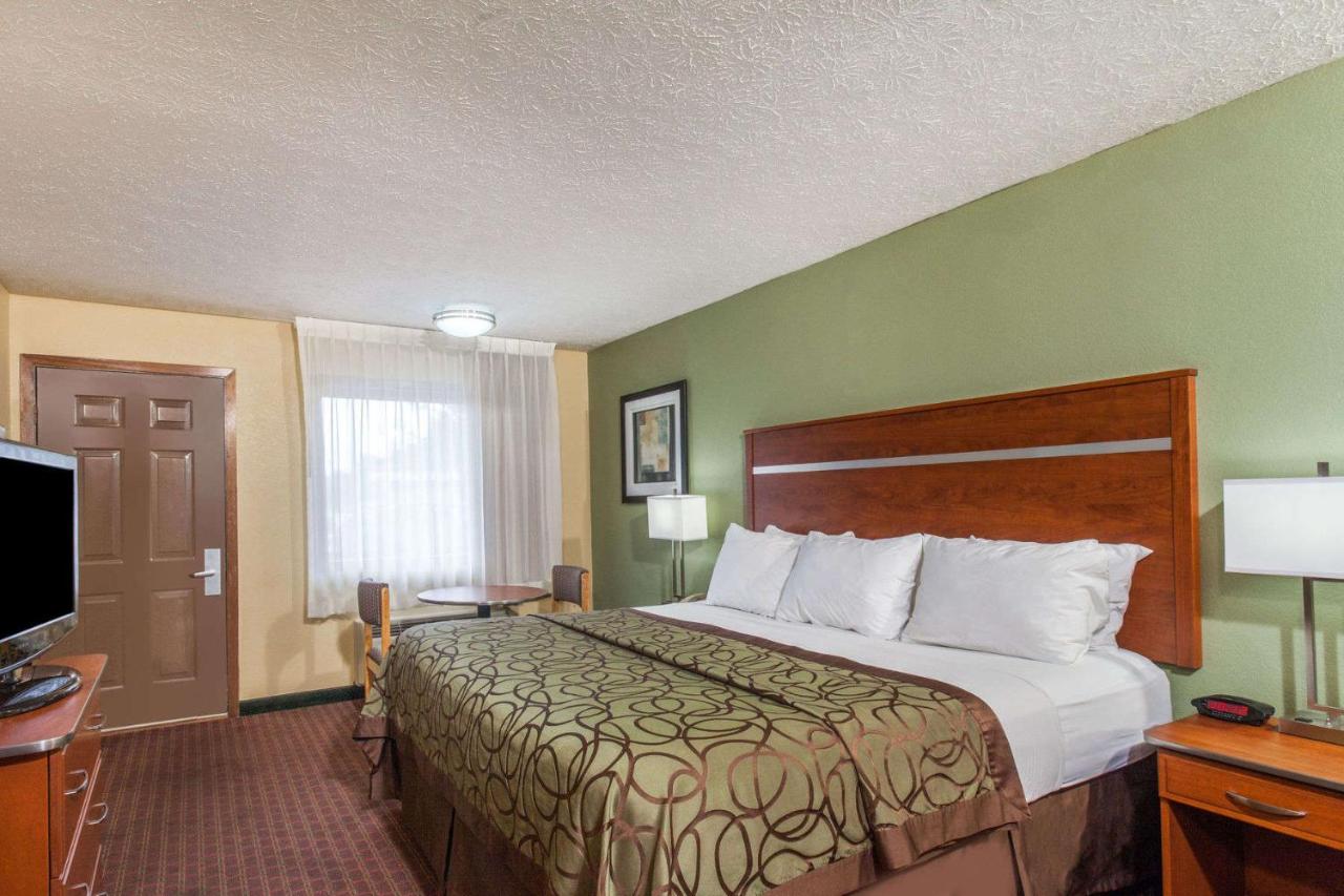 King Room - Disability Access at Baymont by Wyndham Pigeon Forge near Island Drive