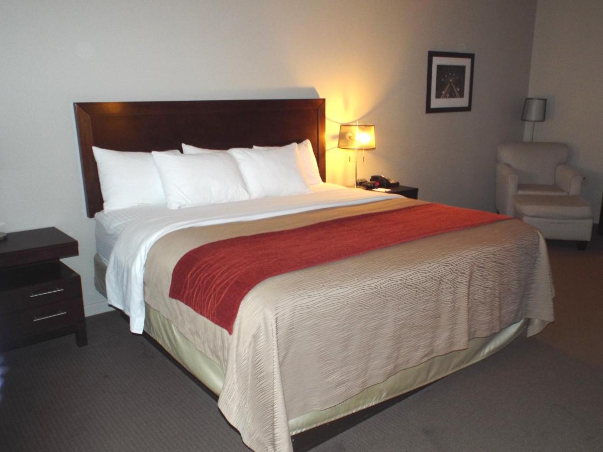 King Room with Bath Tub - Mobility/Hearing Accessible - Non-Smoking at Baymont by Wyndham Columbus