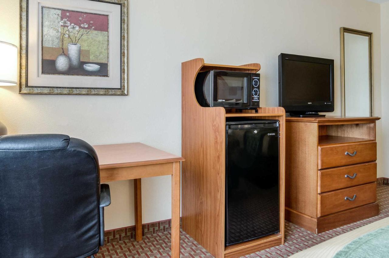 Deluxe King Room - Mobility Access/Non-Smoking at Super 8 by Wyndham Great Bend