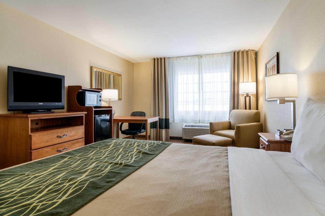 Deluxe King Room - Mobility Access/Non-Smoking at Super 8 by Wyndham Great Bend