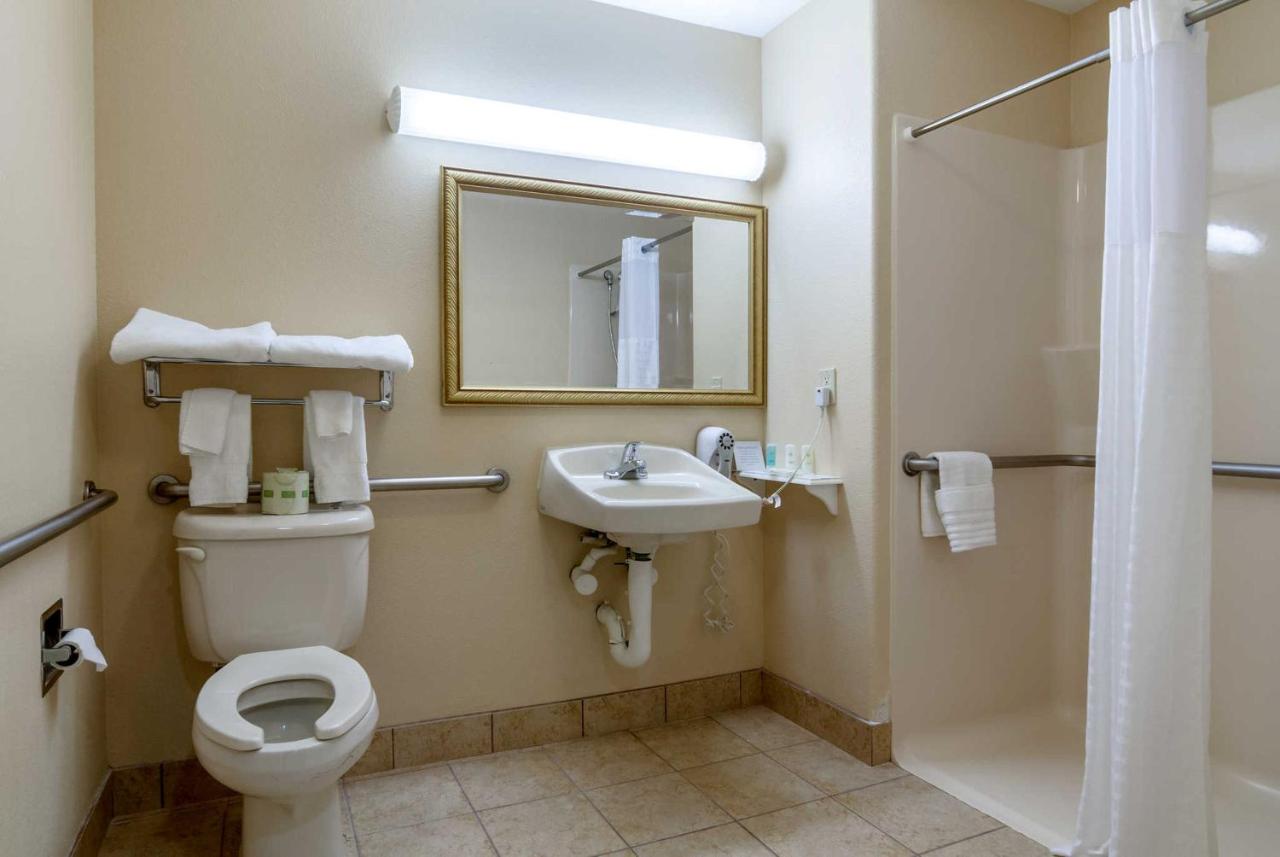 Deluxe King Room - Mobility Access/Non-Smoking at Super 8 by Wyndham Great Bend