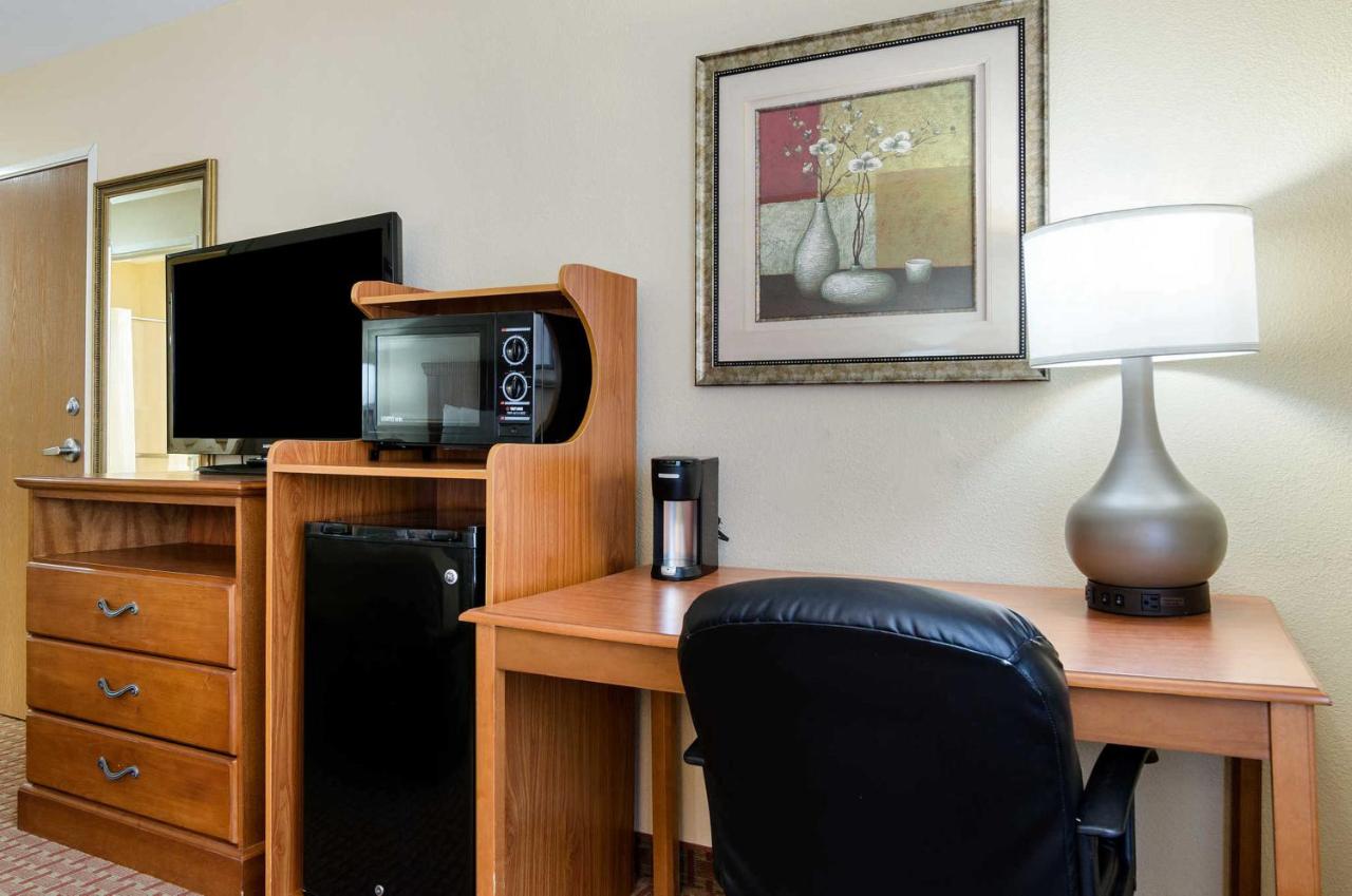 Deluxe King Room - Mobility Access/Non-Smoking at Super 8 by Wyndham Great Bend