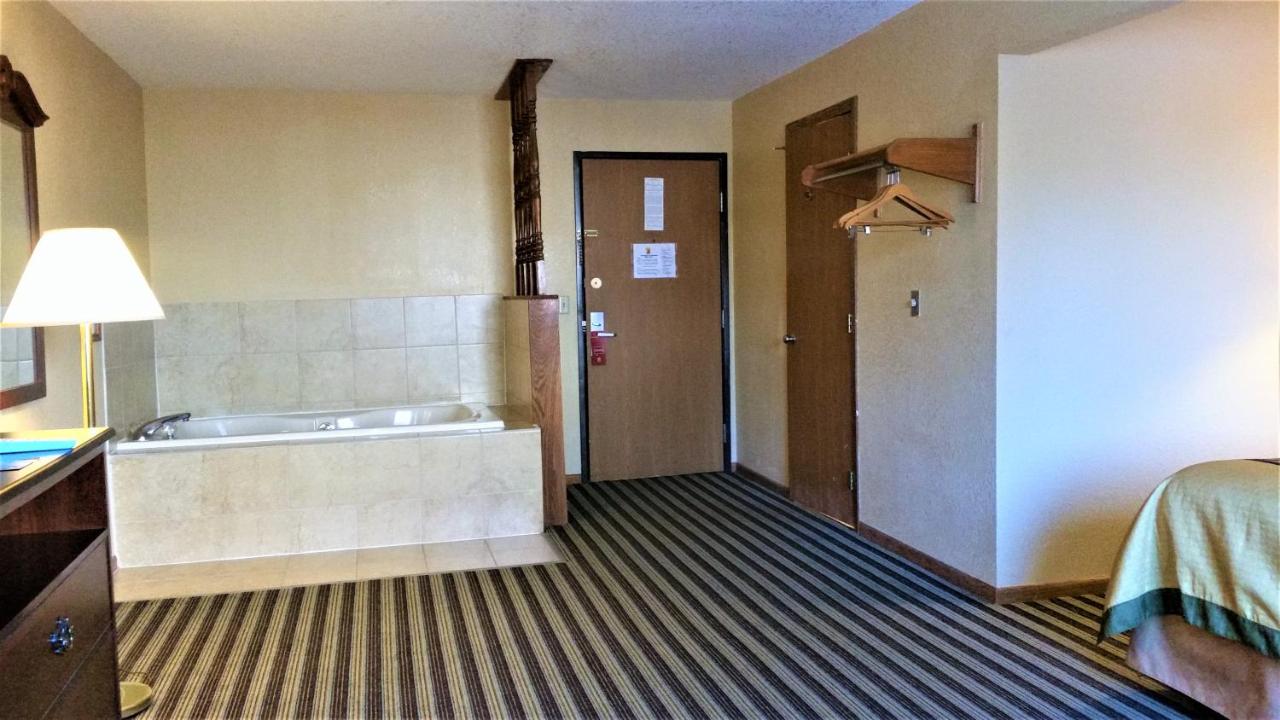 Deluxe King Suite at Super 8 by Wyndham Iowa Falls