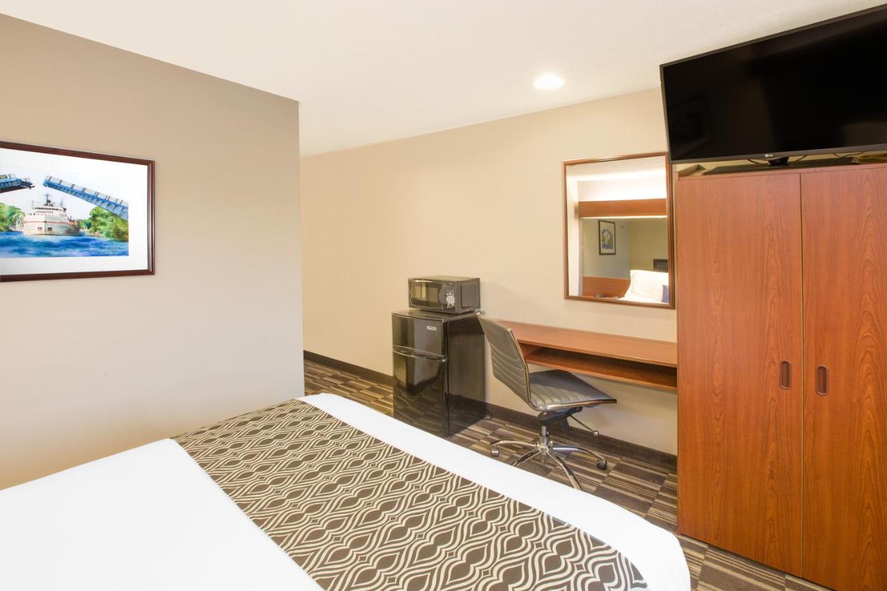 Queen Room - Non-Smoking at Microtel Inn & Suites by Wyndham Manistee