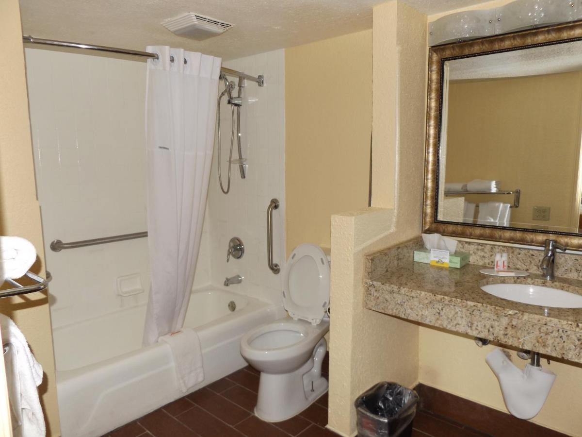 King Room - Disability Access/Non-Smoking at Days Inn by Wyndham Wildwood I-75