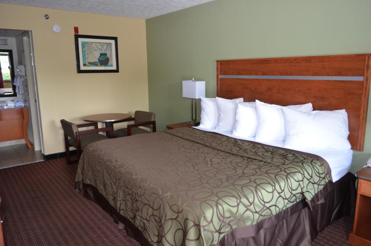 King Room at Baymont by Wyndham Pigeon Forge near Island Drive