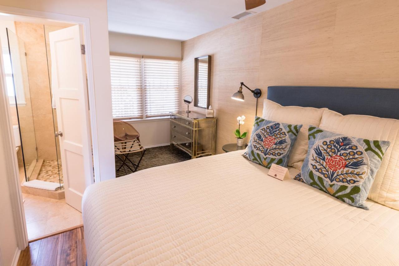 Deluxe Queen Studio with Kitchen - Seven at Harbor House Inn