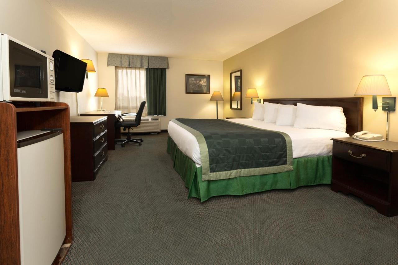 King Room - Mobility Access/Non-Smoking at Baymont by Wyndham Mason