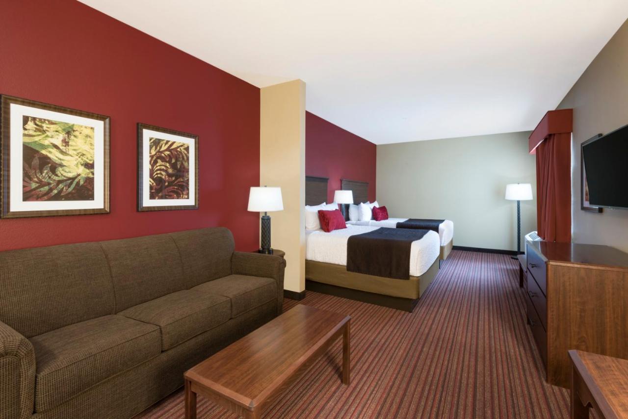 Queen Suite with Two Queen Beds and Bath Tub - Disability Access at Best Western Plus Hudson Hotel & Suites