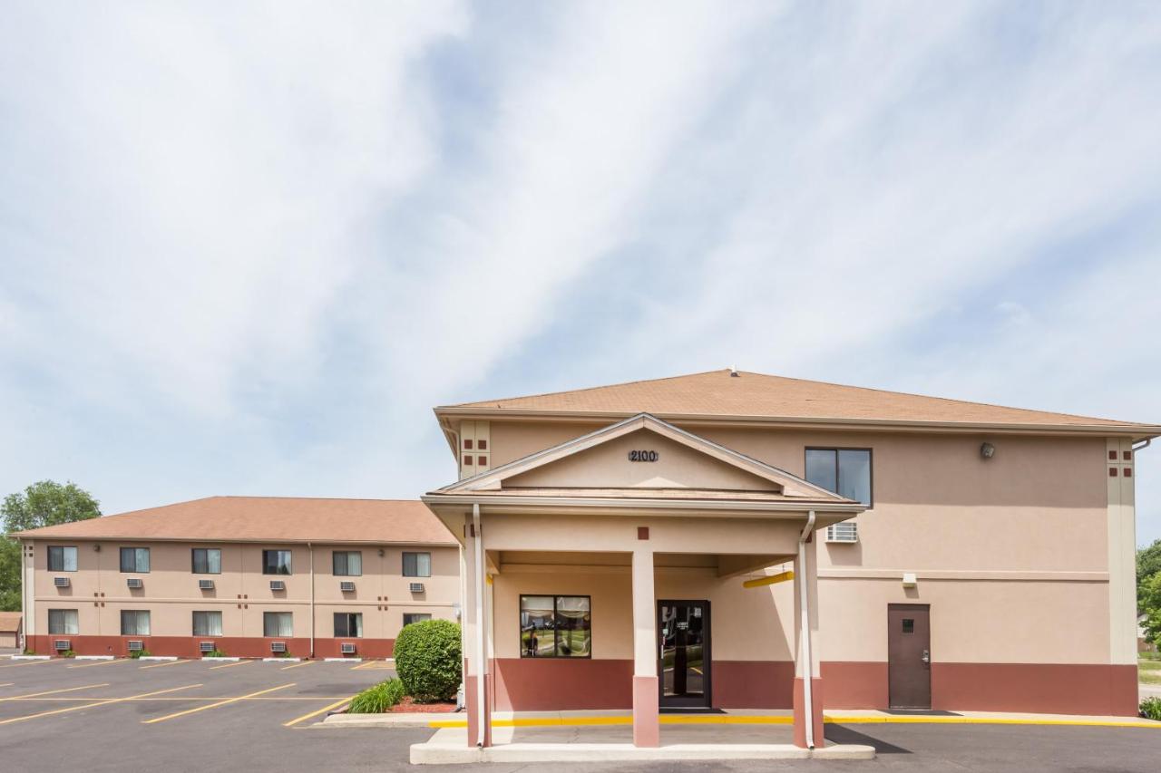 | Super 8 by Wyndham Rock Falls Sterling Area