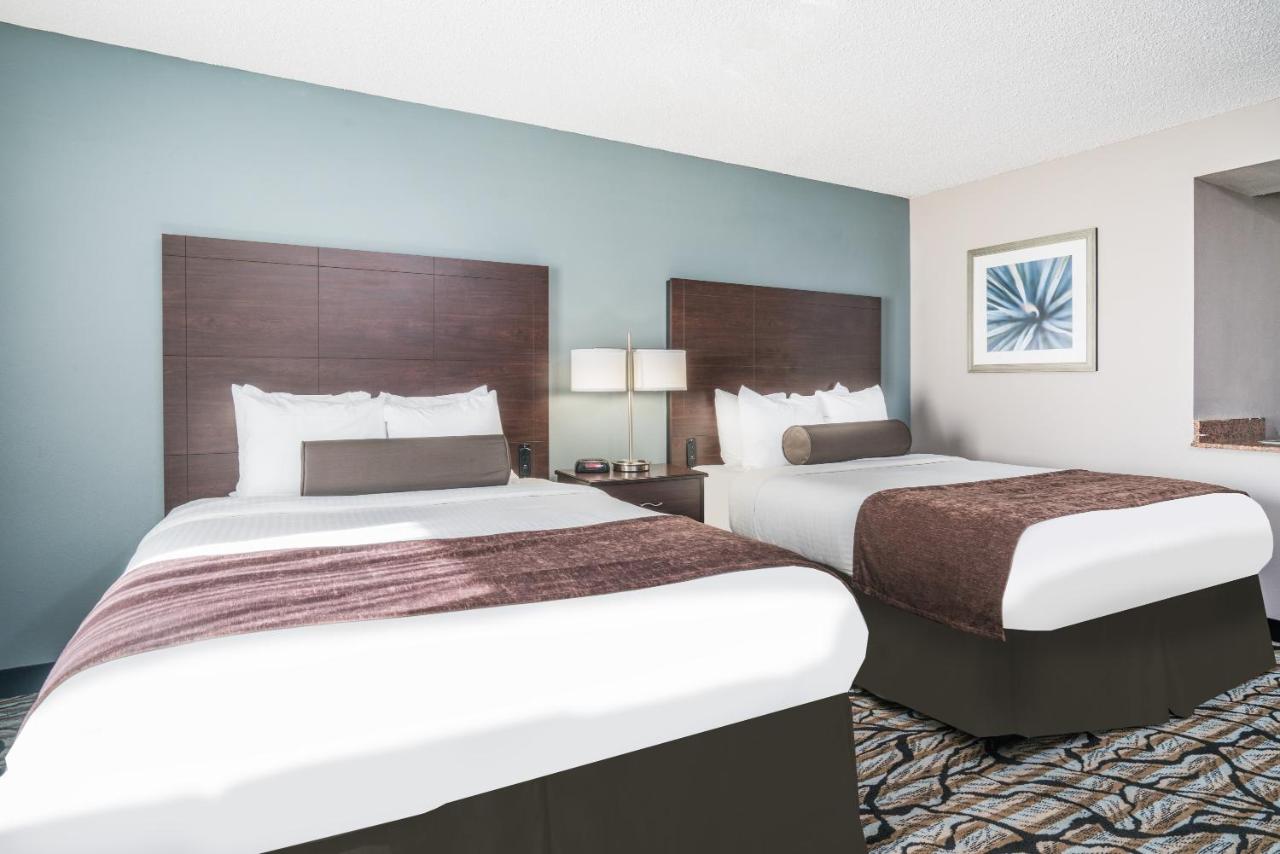 Deluxe Business Queen Room - Non-Smoking at Days Inn & Suites by Wyndham Wausau