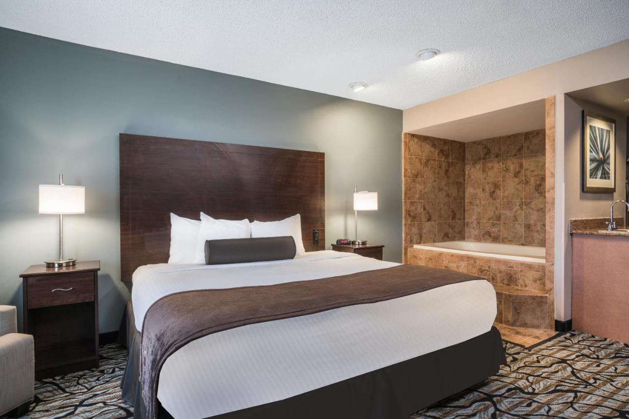 Business King Room at Days Inn & Suites by Wyndham Wausau