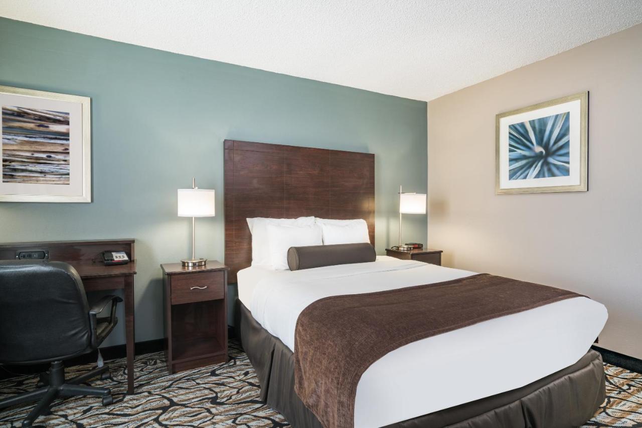 Queen Room - Non-Smoking at Days Inn & Suites by Wyndham Wausau