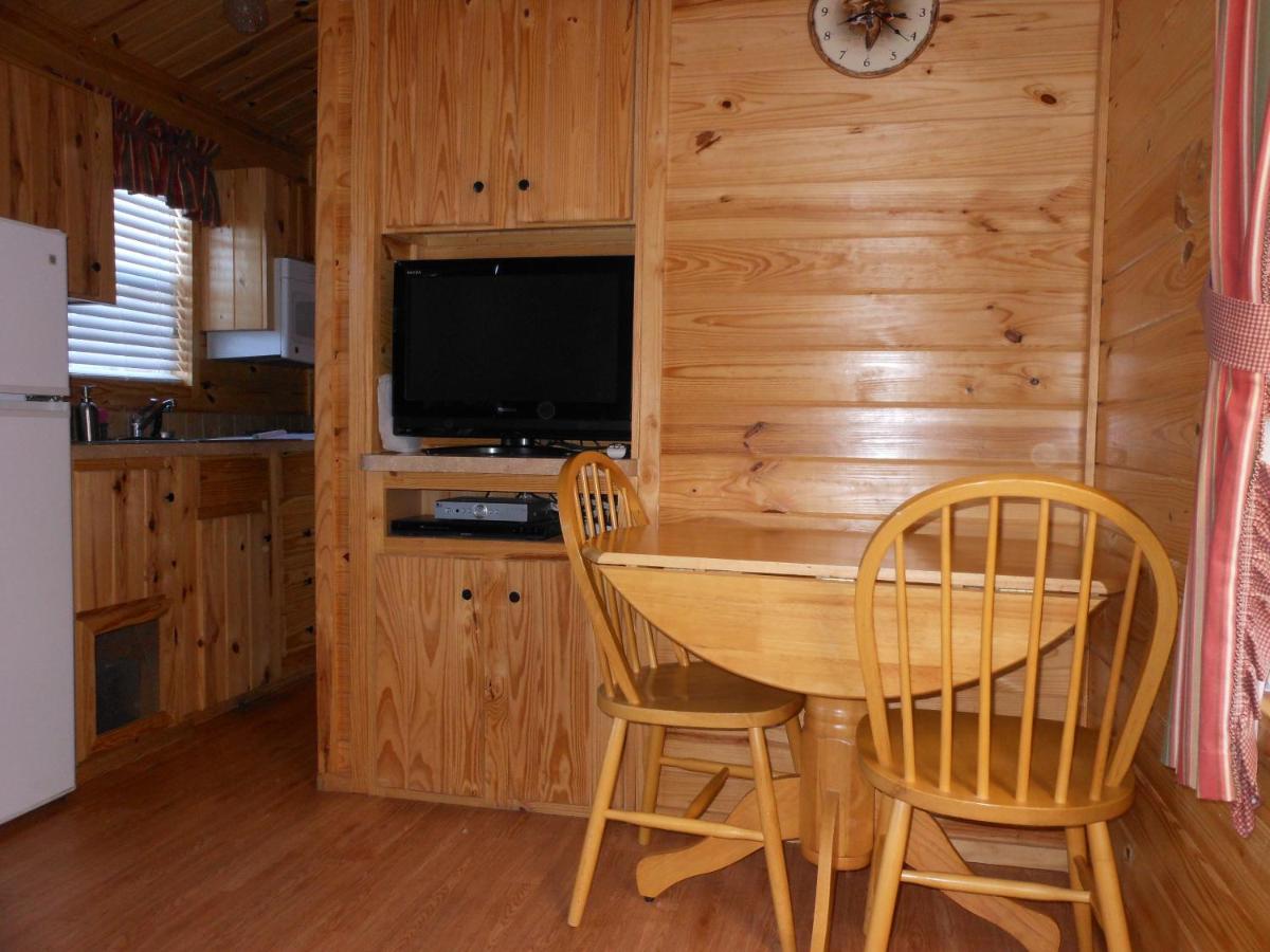 | Oakzanita Springs Camping Resort Cabin 2
