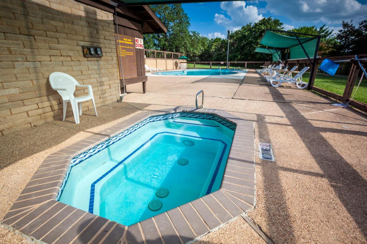 | Lake Whitney Camping Resort Ramp Cabin 4