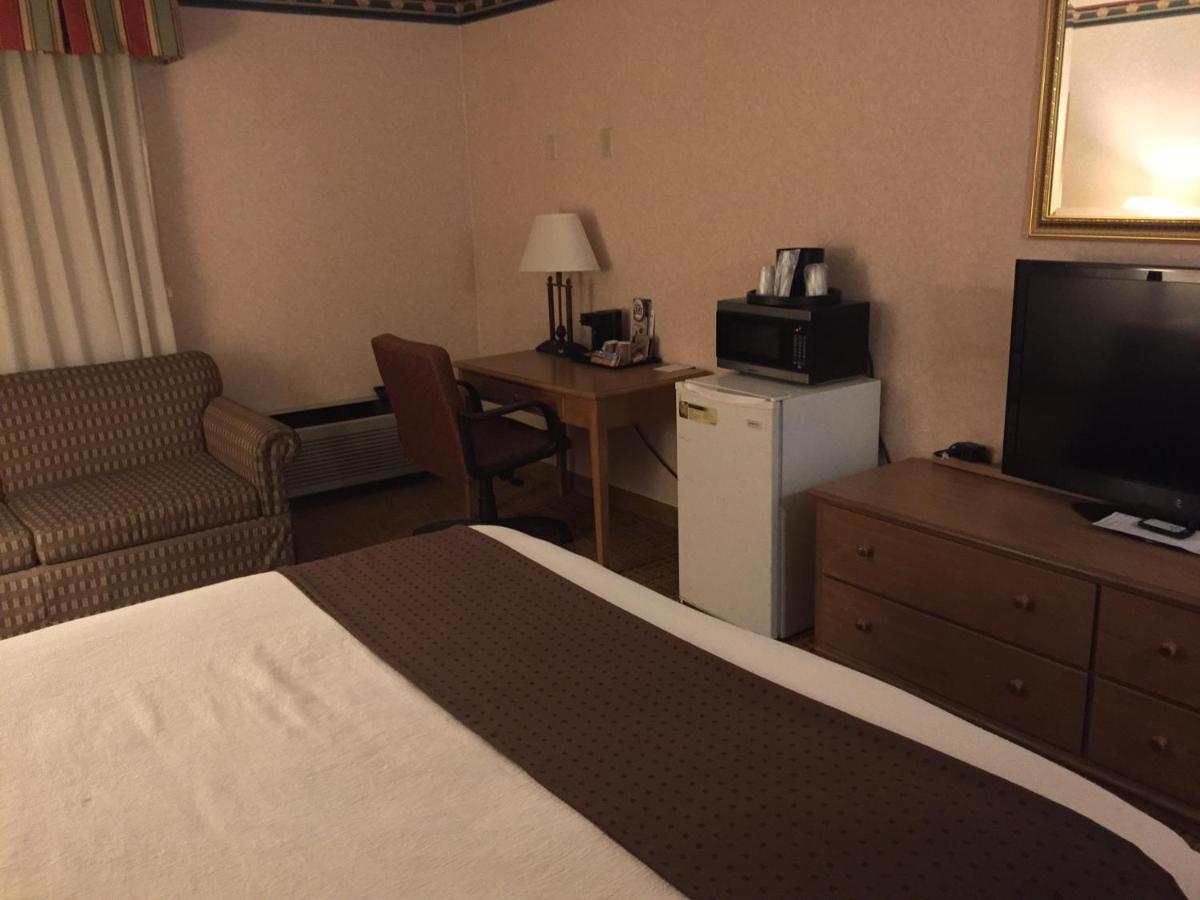 Deluxe King Room at Americas Best Value Inn & Suites Boise