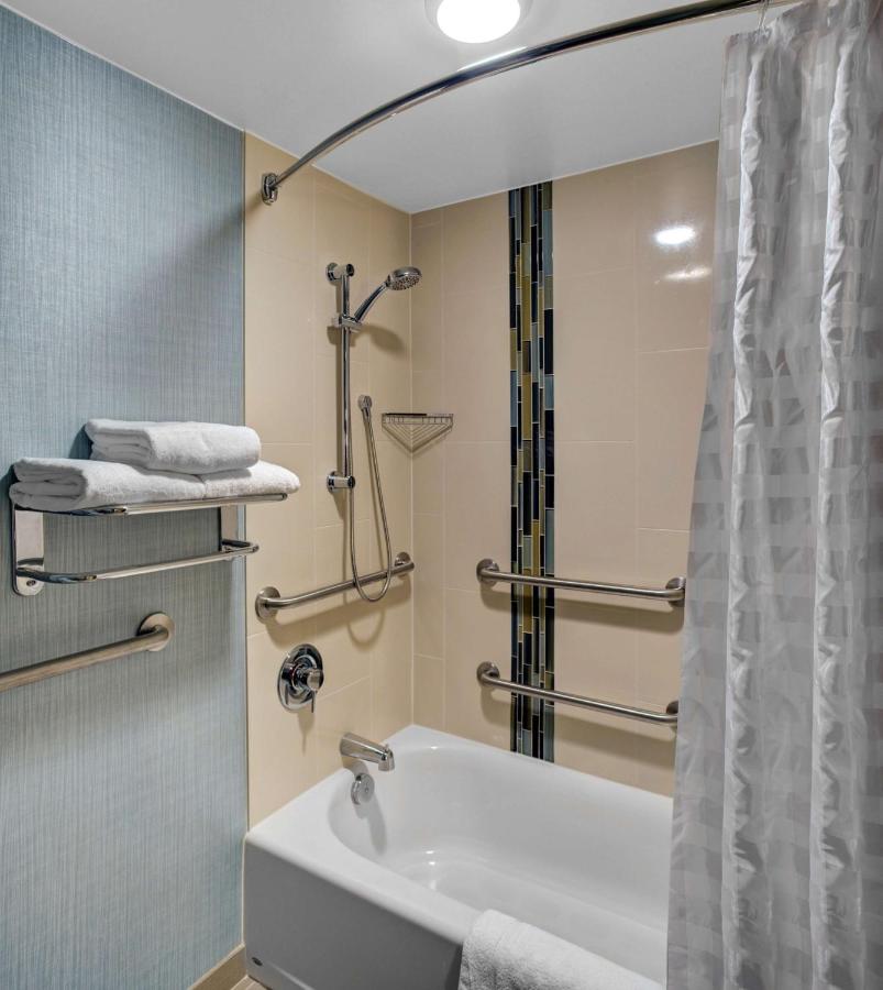 Ada King Tub at Hyatt Place Pittsburgh Airport/Robinson Mall