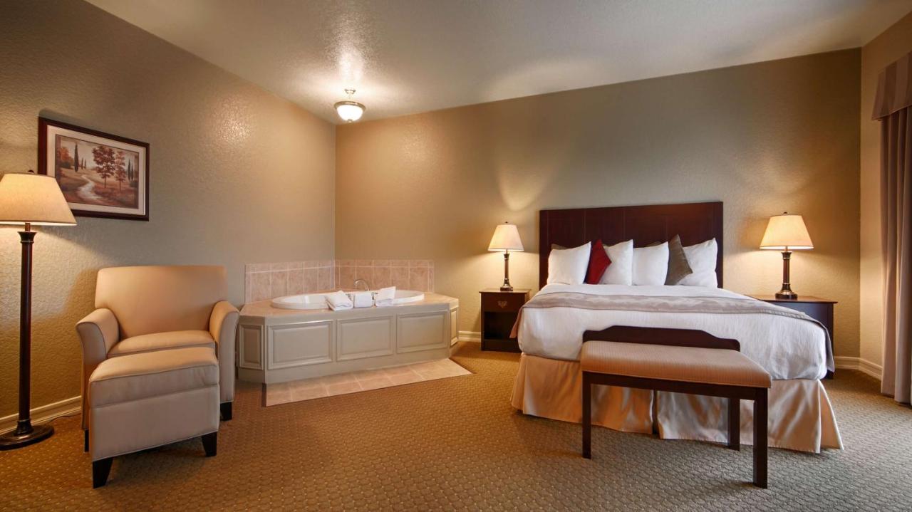 King Room with Whirlpool - Non-Smoking at Best Western Plus Bayshore Inn