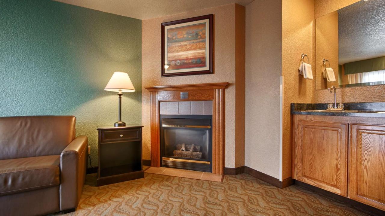 Queen Suite with Sofa Bed - Non-Smoking at Best Western Plus Bayshore Inn