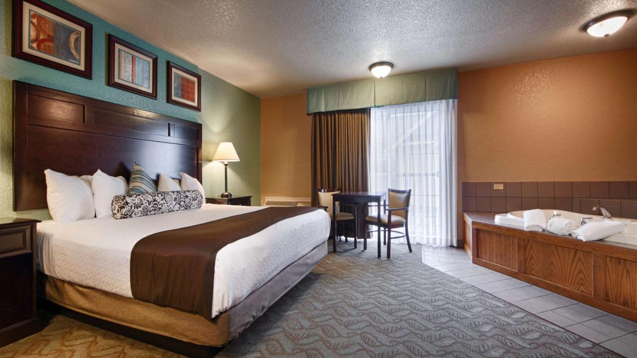 King Room with Whirlpool - Non-Smoking at Best Western Plus Bayshore Inn