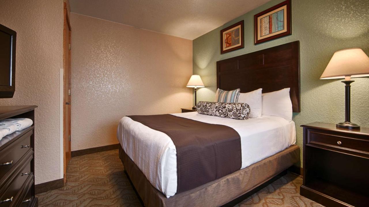 Queen Suite - Non-Smoking at Best Western Plus Bayshore Inn
