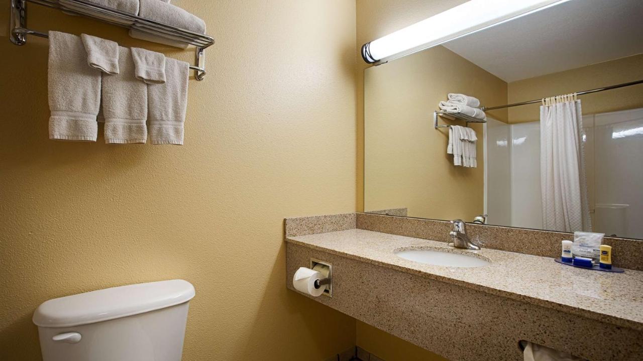 King Suite with Bathtub - Mobility Accessible/Non-Smoking at Best Western Penn-Ohio Inn & Suites