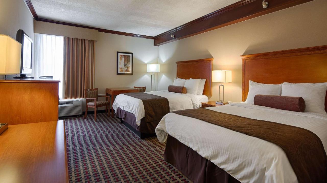 Queen Room with Two Queen Beds with Roll-In Shower - Disability Accessible at Fort Washington Inn