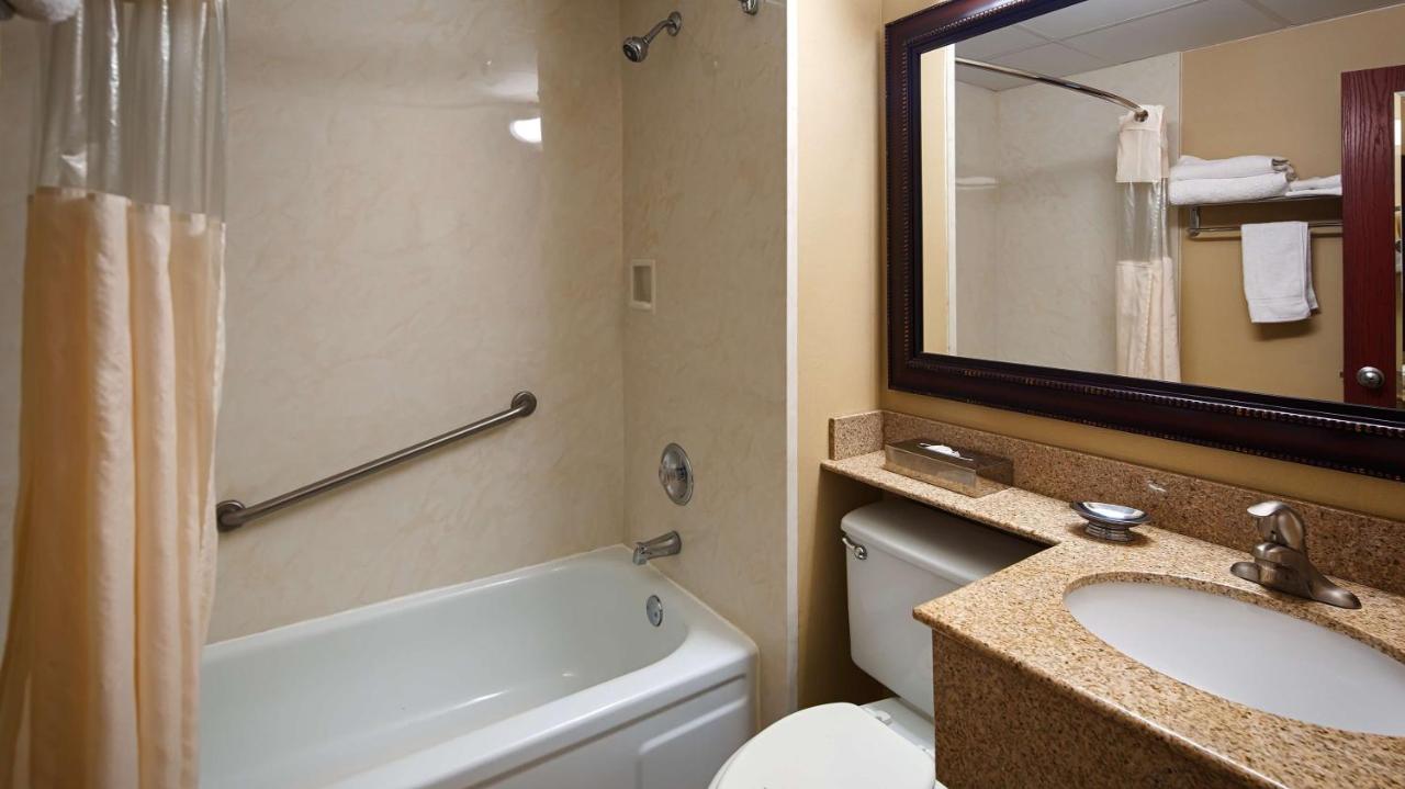 Queen Room with Two Queen Beds with Roll-In Shower - Disability Accessible at Fort Washington Inn
