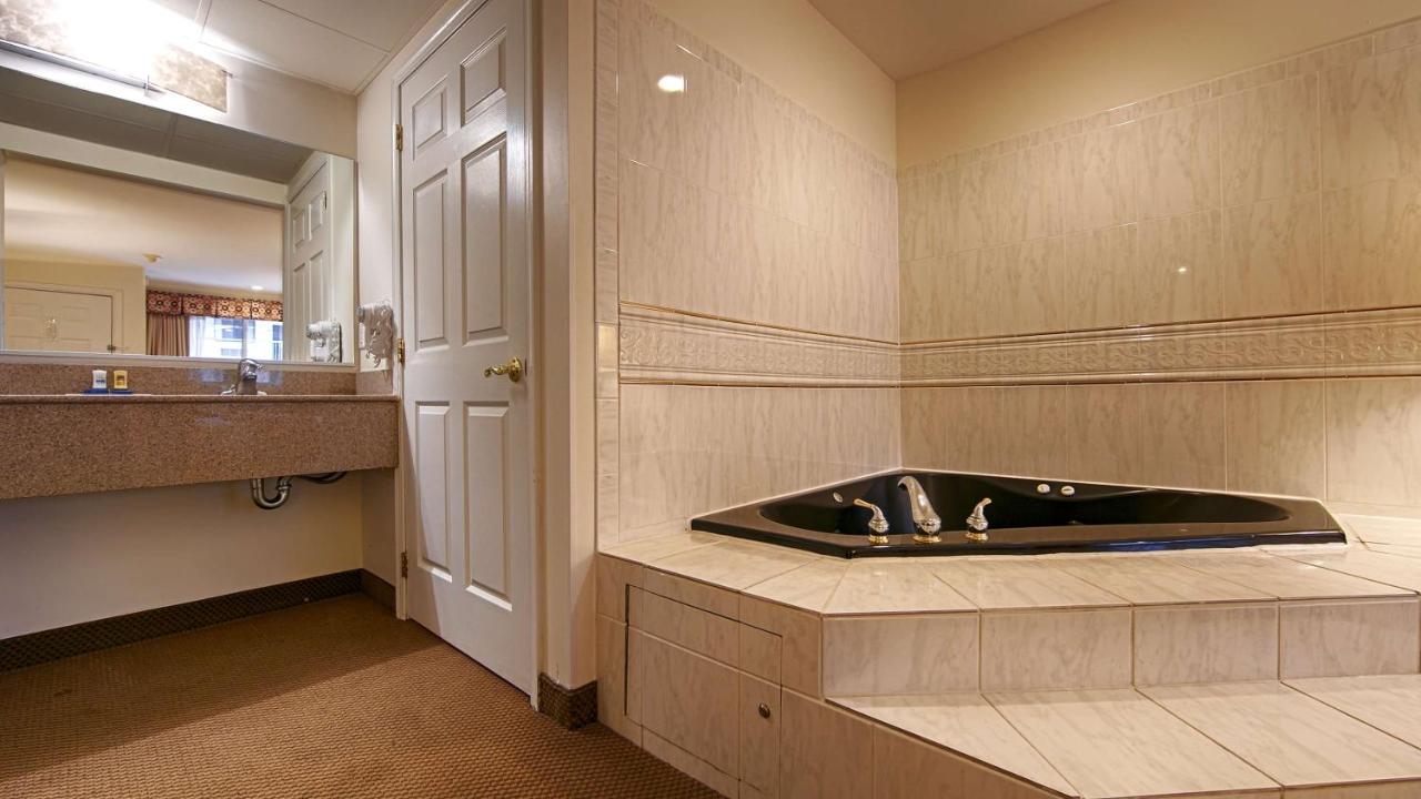 King Room with Spa Bath - Non-Smoking at Garden State Inn