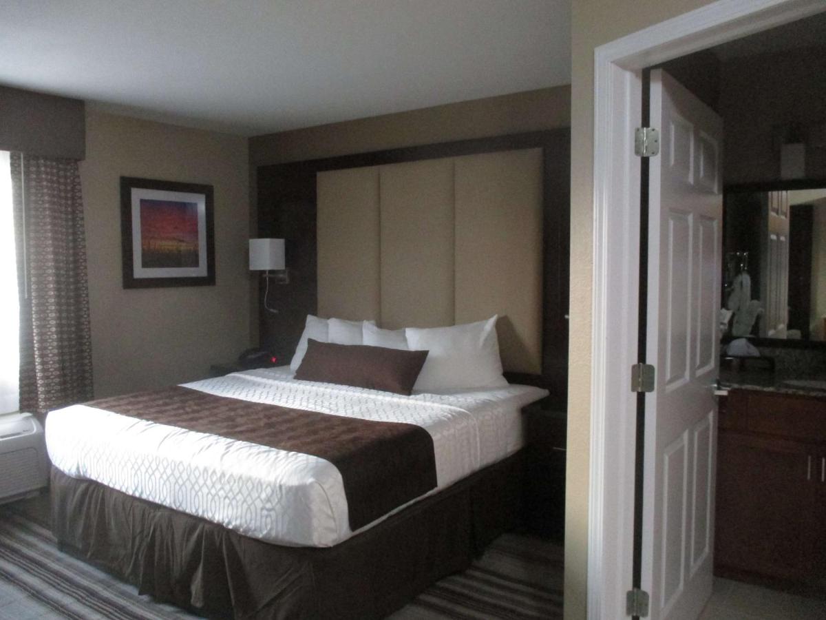 King Rom with Kitchenette at Best Western Plus Crawfordsville Hotel