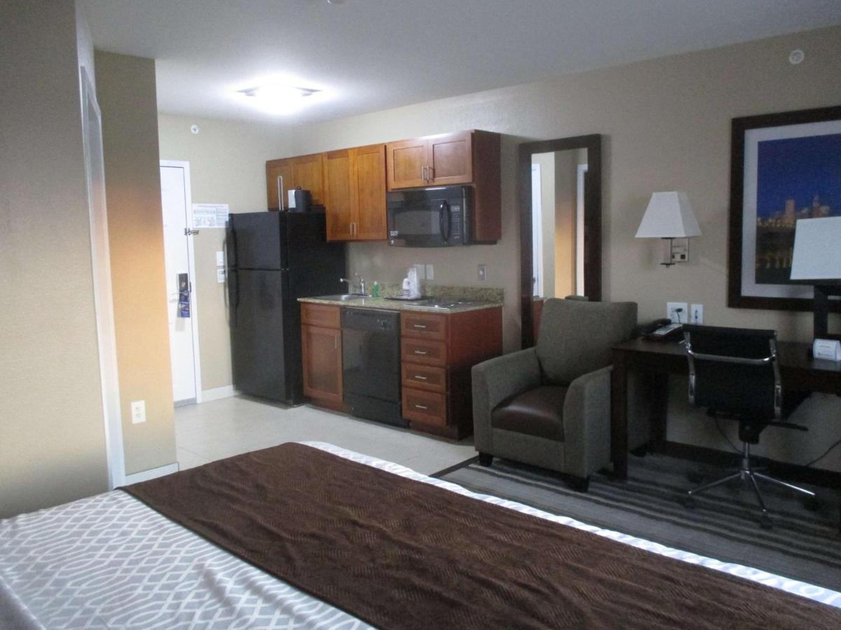 King Rom with Kitchenette at Best Western Plus Crawfordsville Hotel
