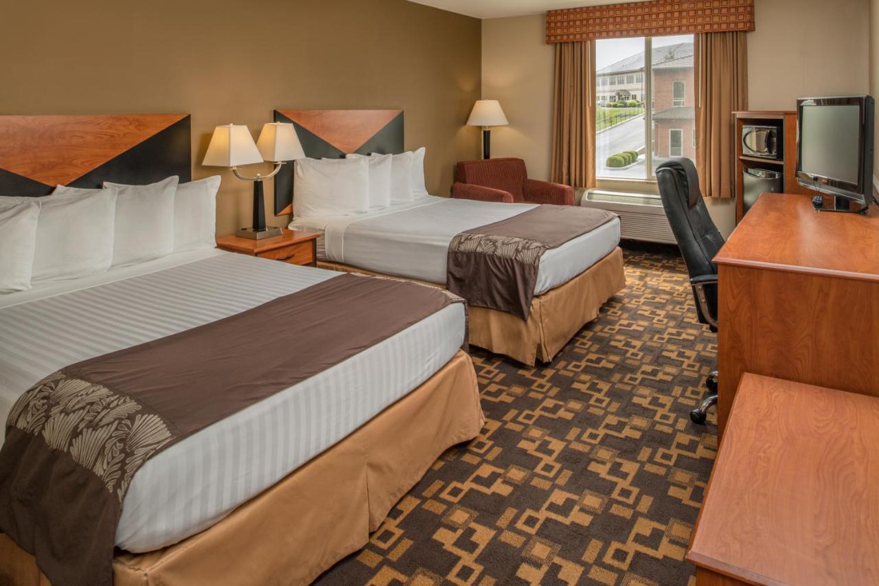 Queen Room with Two Queen Beds and Bath Tub - Disability Access at Best Western Kennewick Tri-Cities Center