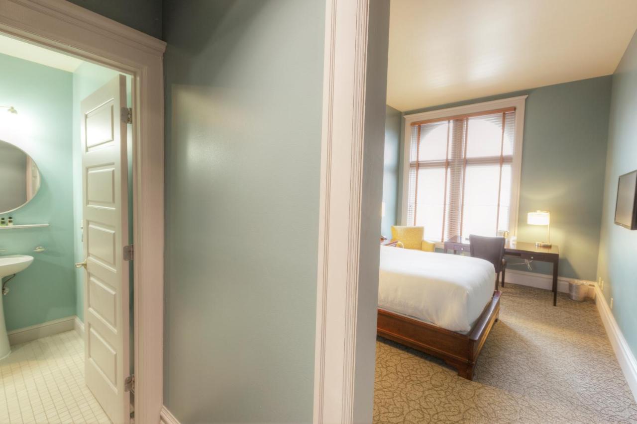 Superior Queen Room at Montvale Hotel