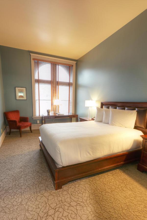 Queen Room at Montvale Hotel