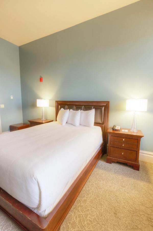 Queen Room at Montvale Hotel