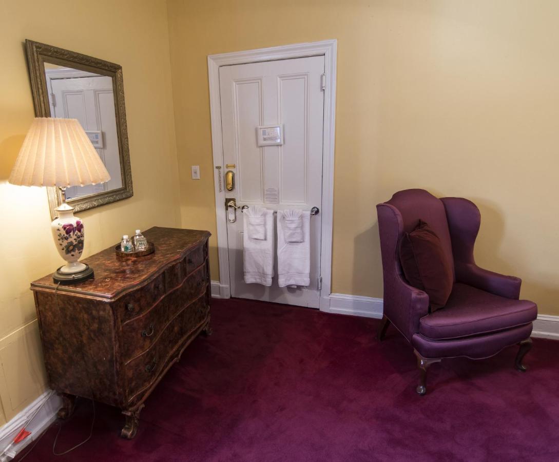 | La Reserve Bed and Breakfast