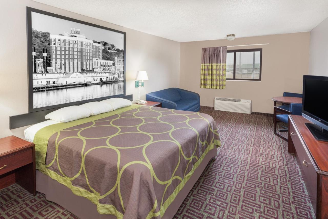 King Room - Non-Smoking at Super 8 by Wyndham Muscatine