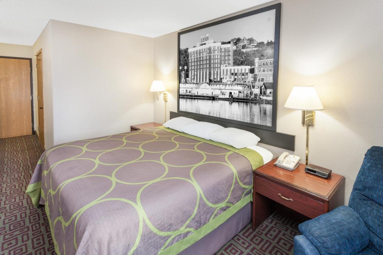 King Room - Disability Access/Non-Smoking at Super 8 by Wyndham Muscatine