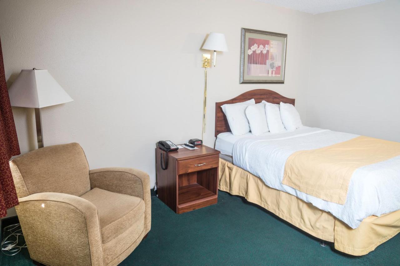 Queen Room at Americas Best Value Inn St. Louis South