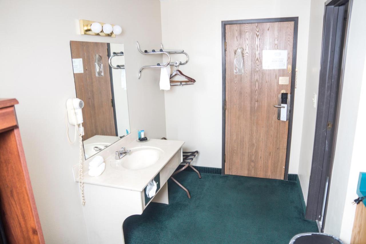 Deluxe Queen Room at Americas Best Value Inn St. Louis South