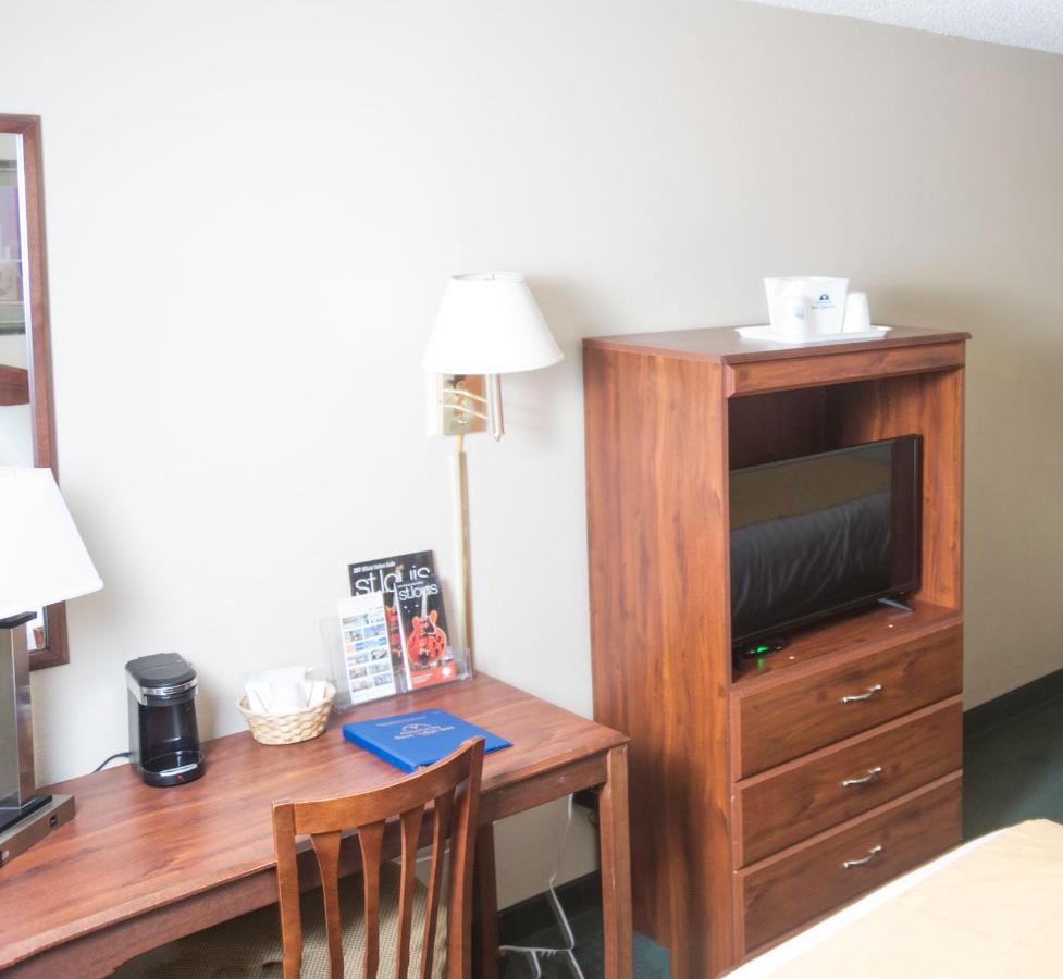 Deluxe Queen Room at Americas Best Value Inn St. Louis South
