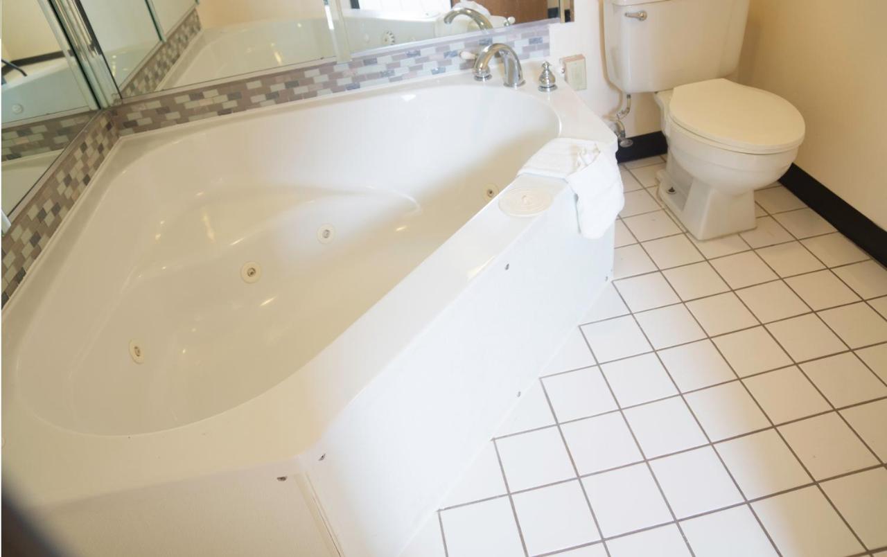 King Suite at Americas Best Value Inn St. Louis South