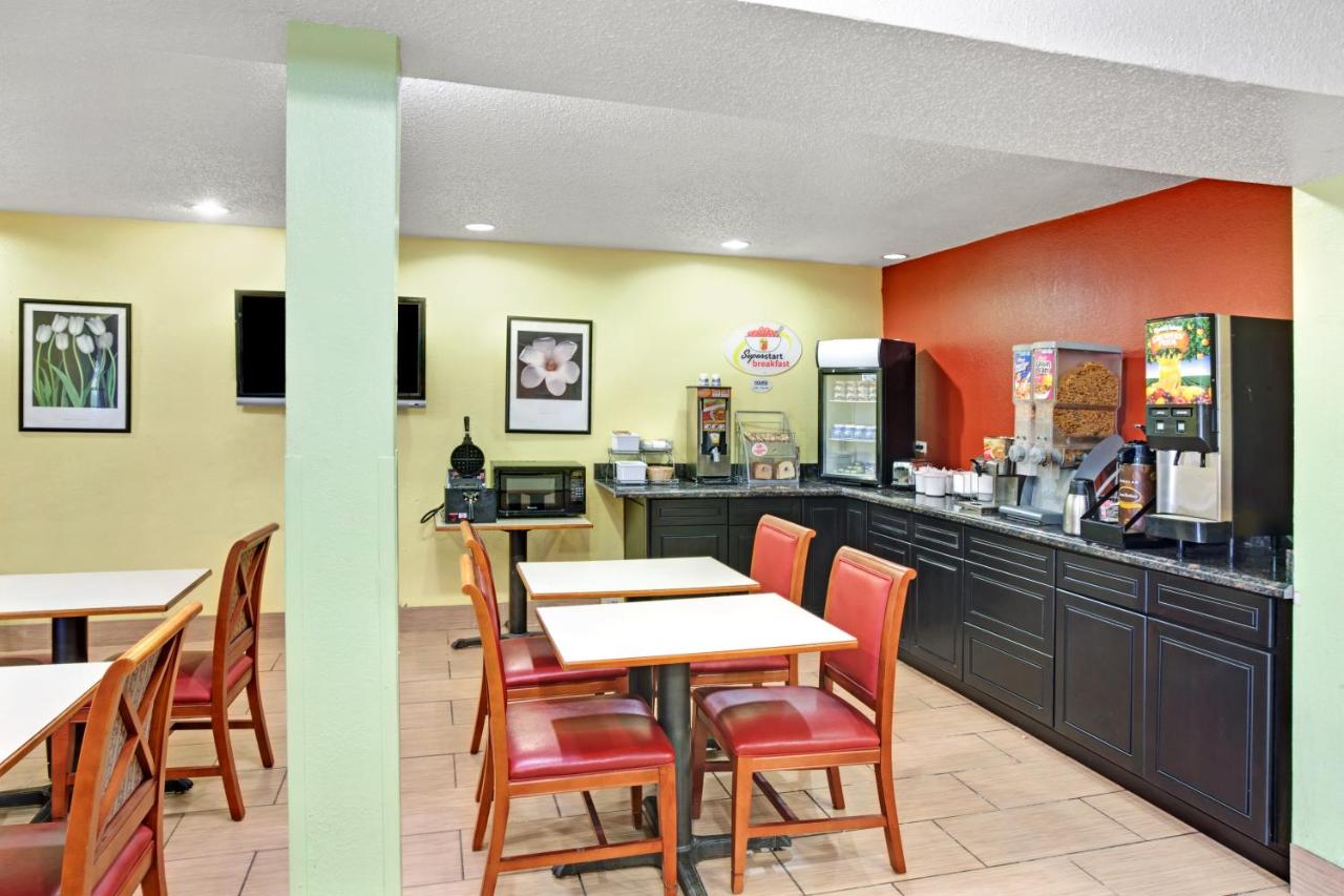 | Super 8 by Wyndham Romeoville Bolingbrook