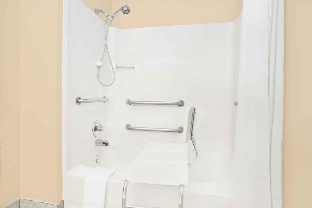 Double Room at Boarders Inn & Suites by Cobblestone Hotels - Waterloo/Cedar Falls