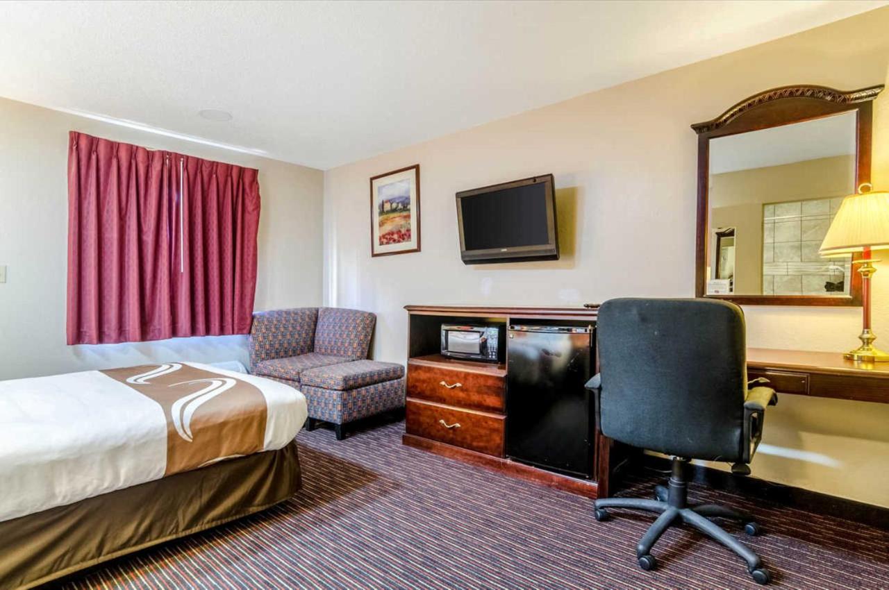 King Room - Smoking at Quality Inn South
