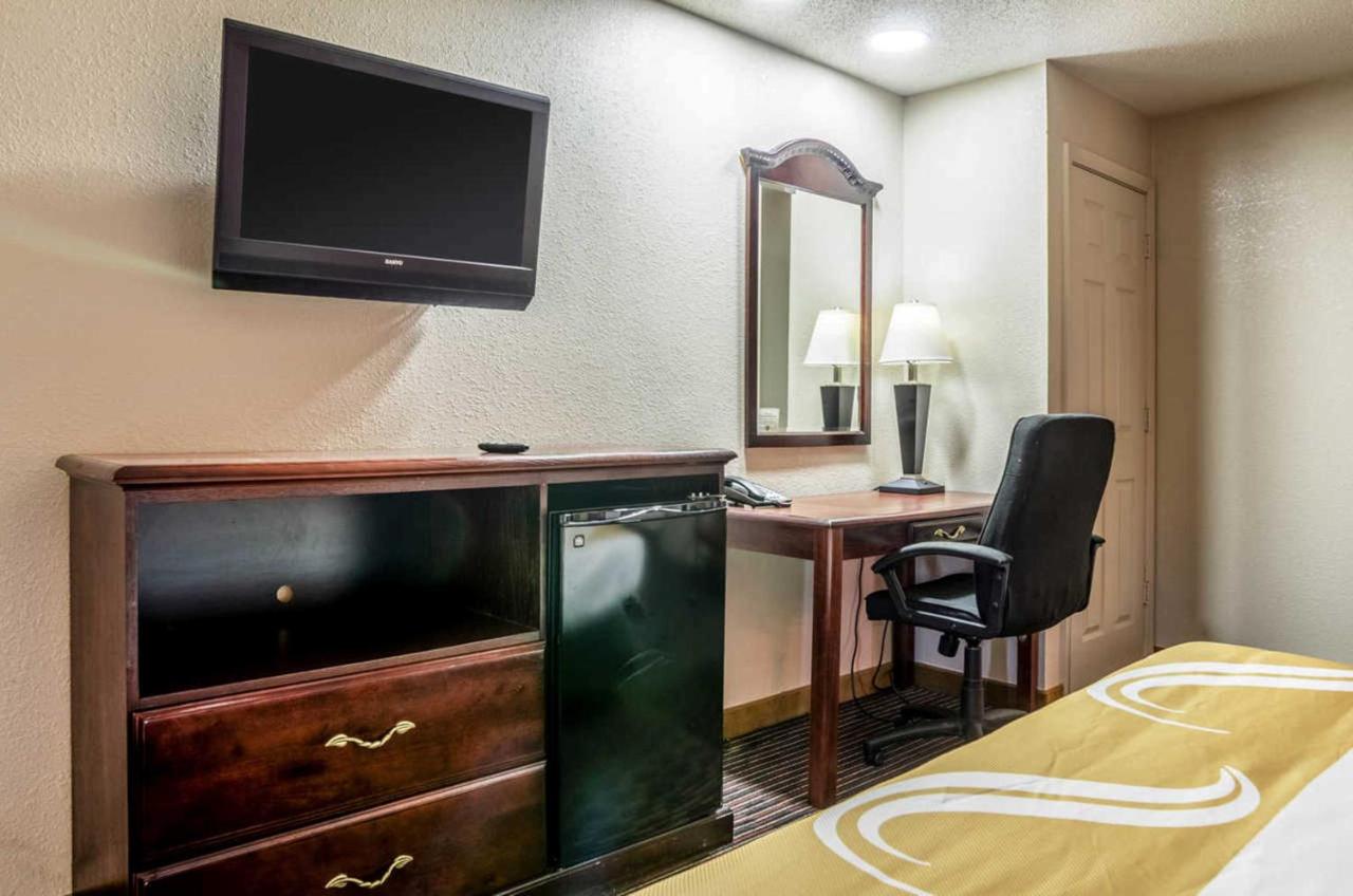 King Room - Smoking at Quality Inn South