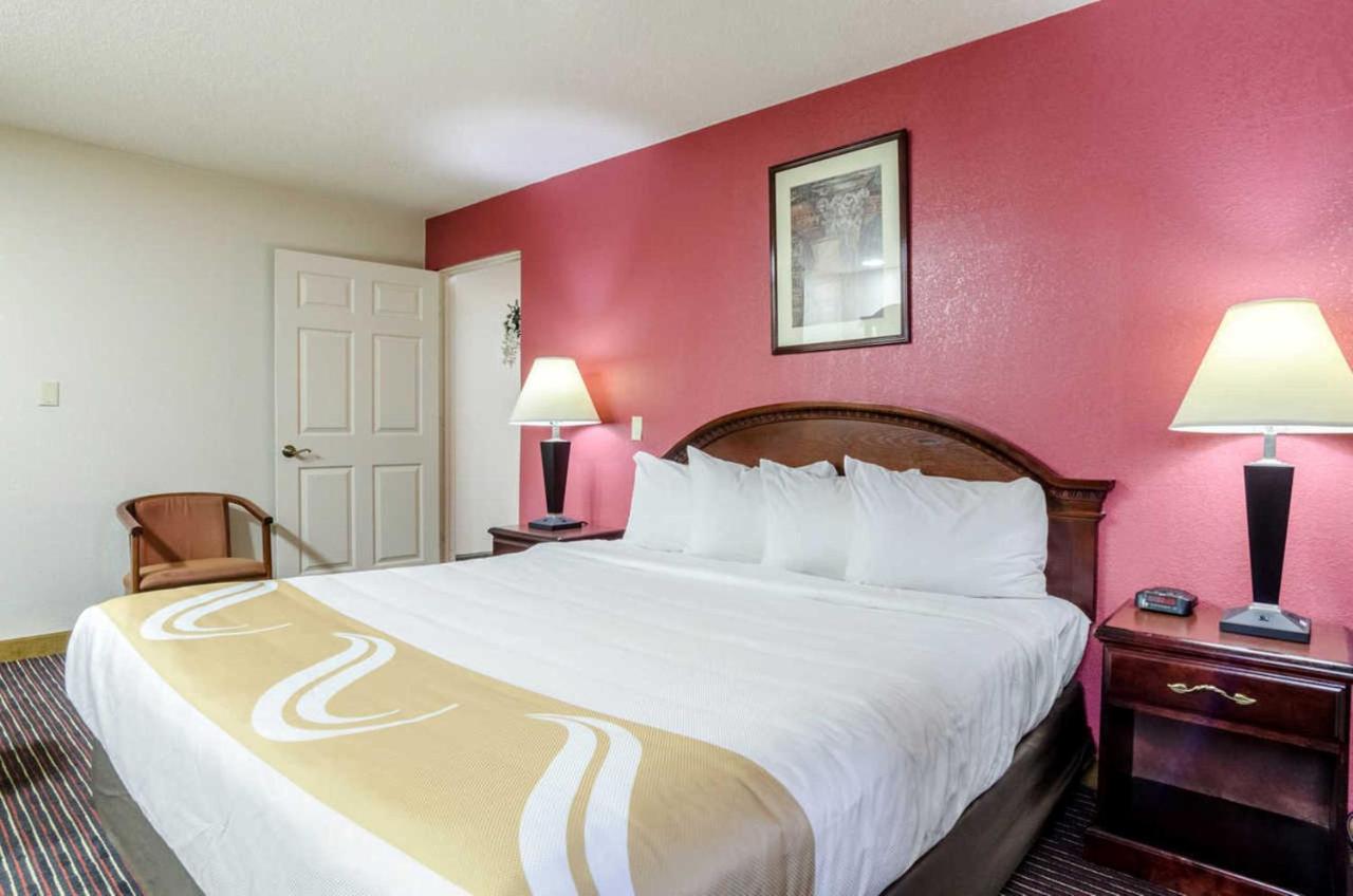 King Room - Smoking at Quality Inn South