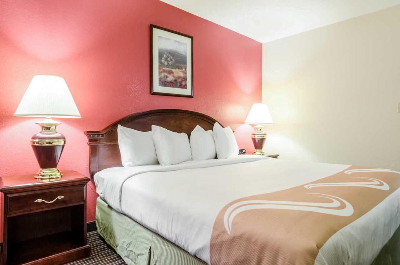 King Room - Smoking at Quality Inn South