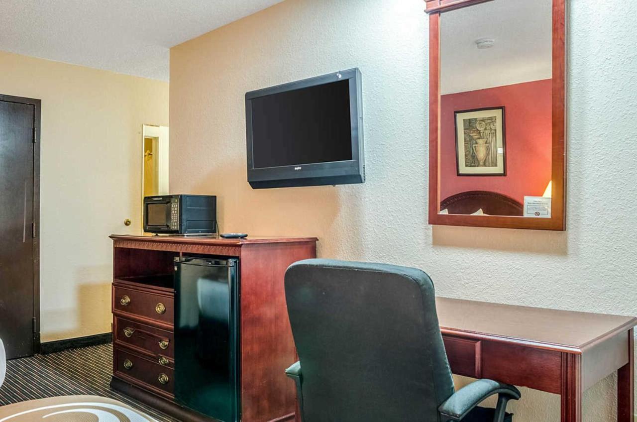 King Room - Smoking at Quality Inn South